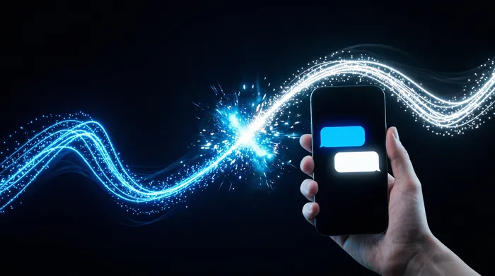 Eine Person benutzt einen Laptop in einem dunklen Raum, wobei auf dem Bildschirm ein Hacker-Symbol und ein Vorhängeschloss angezeigt werden, was eine Cybersicherheitsbedrohung darstellt.